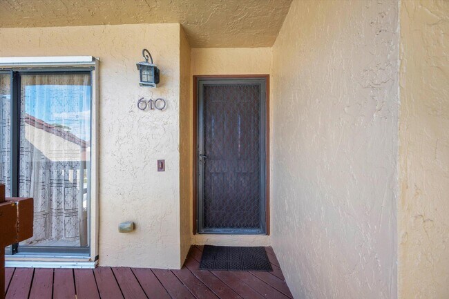 Building Photo - 610 Lakeview Dr E