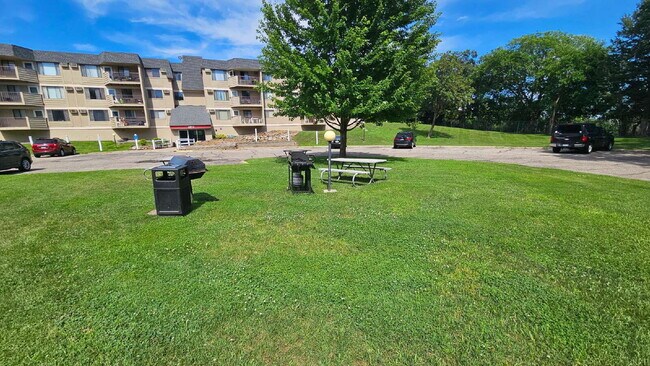 Building Photo - Well maintained 2-Bed 2-bath Oasis with Pool Access in Prime Bloomington Location 7-17