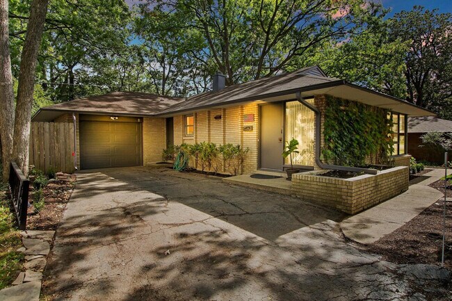 Foto del edificio - 2401 Hyde Park Ave