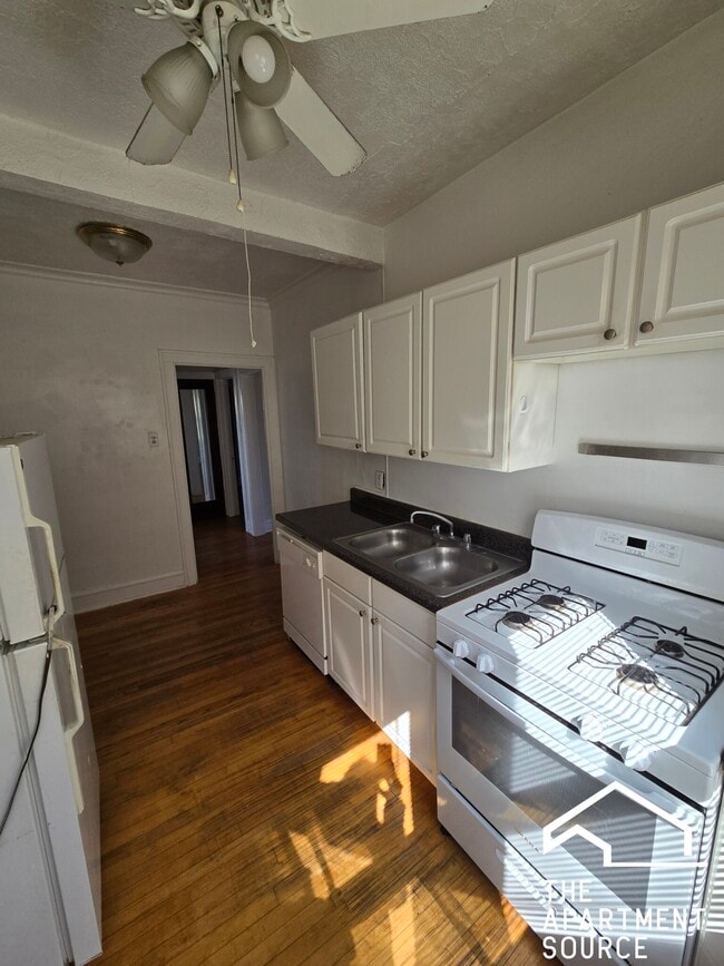 Building Photo - 2849 W Berteau Ave