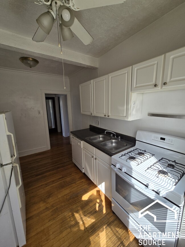 Building Photo - 2849 W Berteau Ave
