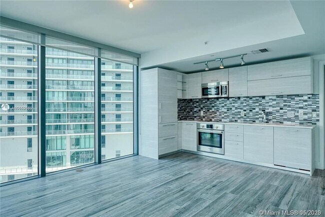 Foto del edificio - 650 NE 32nd St