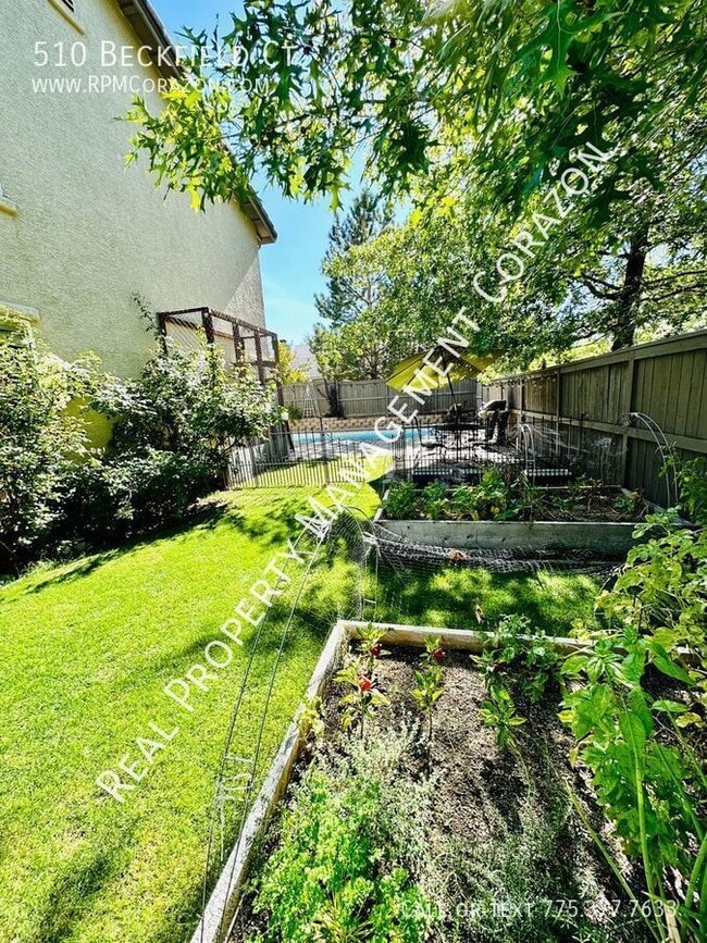 Building Photo - Spacious luxury home with resort-like in g...