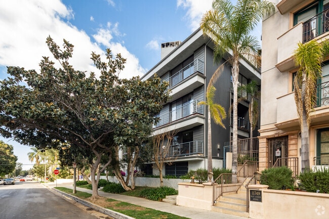 Exterior - 1120 Granville Ave