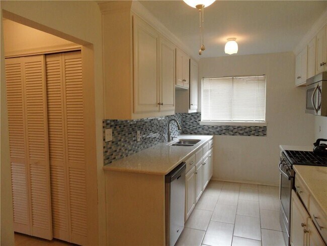 Foto del edificio - 1122 Larkspur Dr