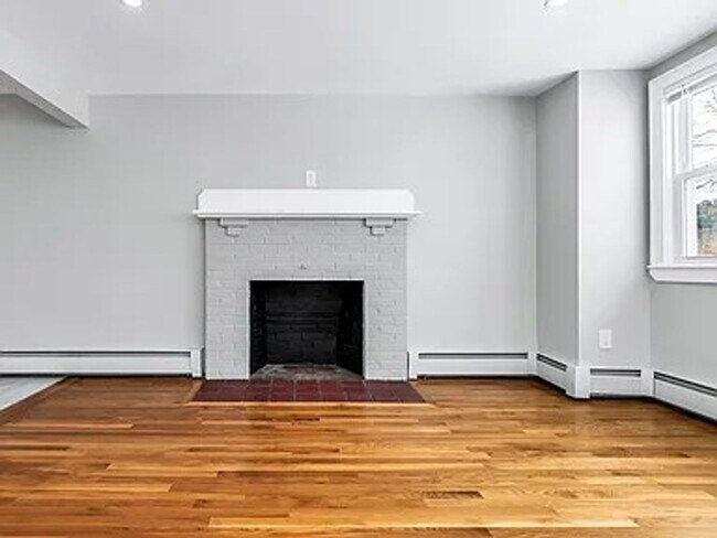 Foto del edificio - Beautifully Renovated 3-Bedroom Home in Woburn – $3,650.00/mo