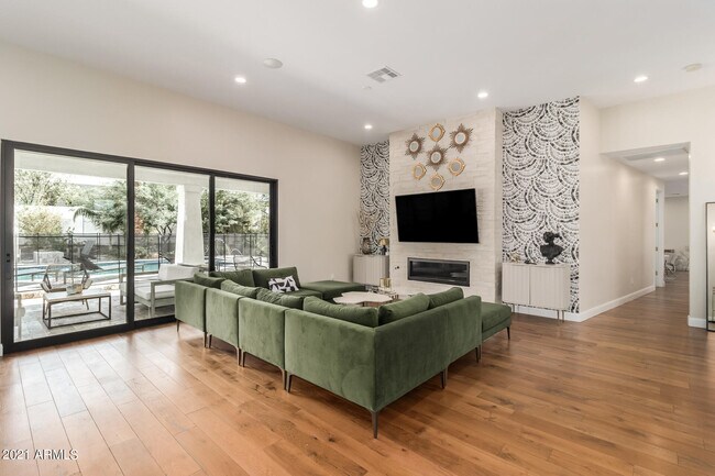 Building Photo - 4601 N Royal View Dr
