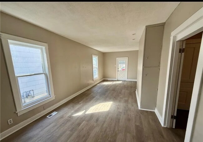 Photo - 146 S Irwin St House