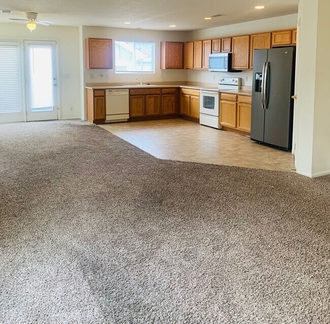 Building Photo - 3 Bedroom 2 Bathroom Townhome Close to DIA