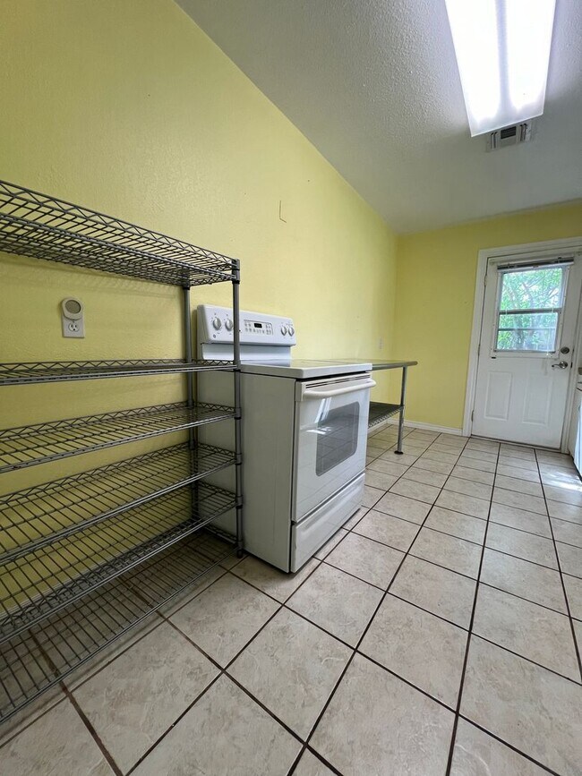 Foto del edificio - 3109 NW Liberty- COMING SOON!!