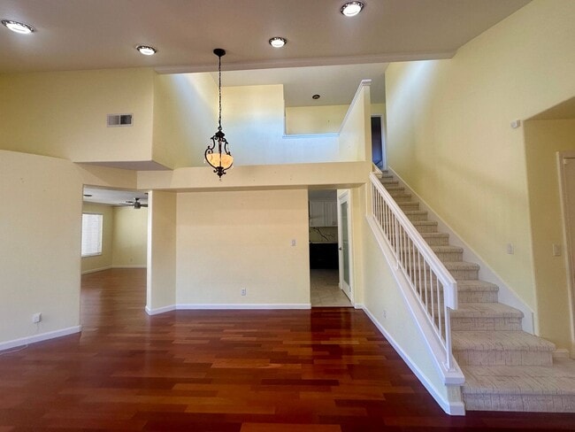 Building Photo - Beautiful 4 BEDROOM 3 BATH!