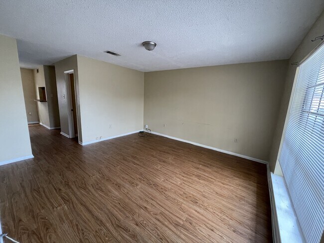 Foto del edificio - 1643 Cedar Lake Dr