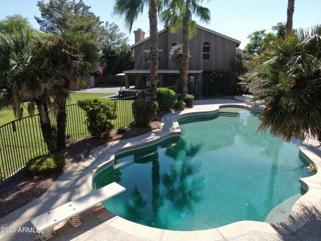 Building Photo - 1323 N Bedford Dr