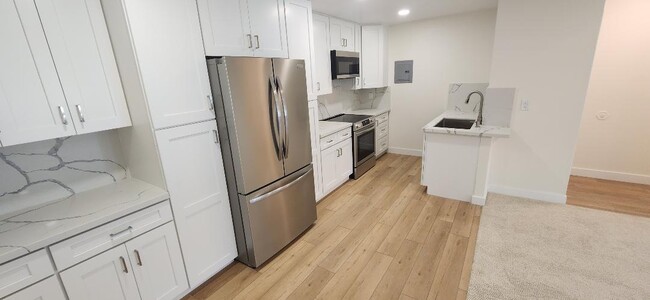 Building Photo - 2511 W Sunflower Ave
