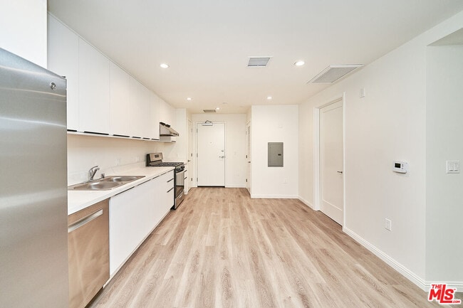 Building Photo - 951 S Wilton Pl