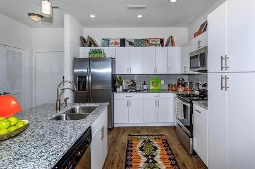 Foto del edificio - 4710 E Riverside Dr