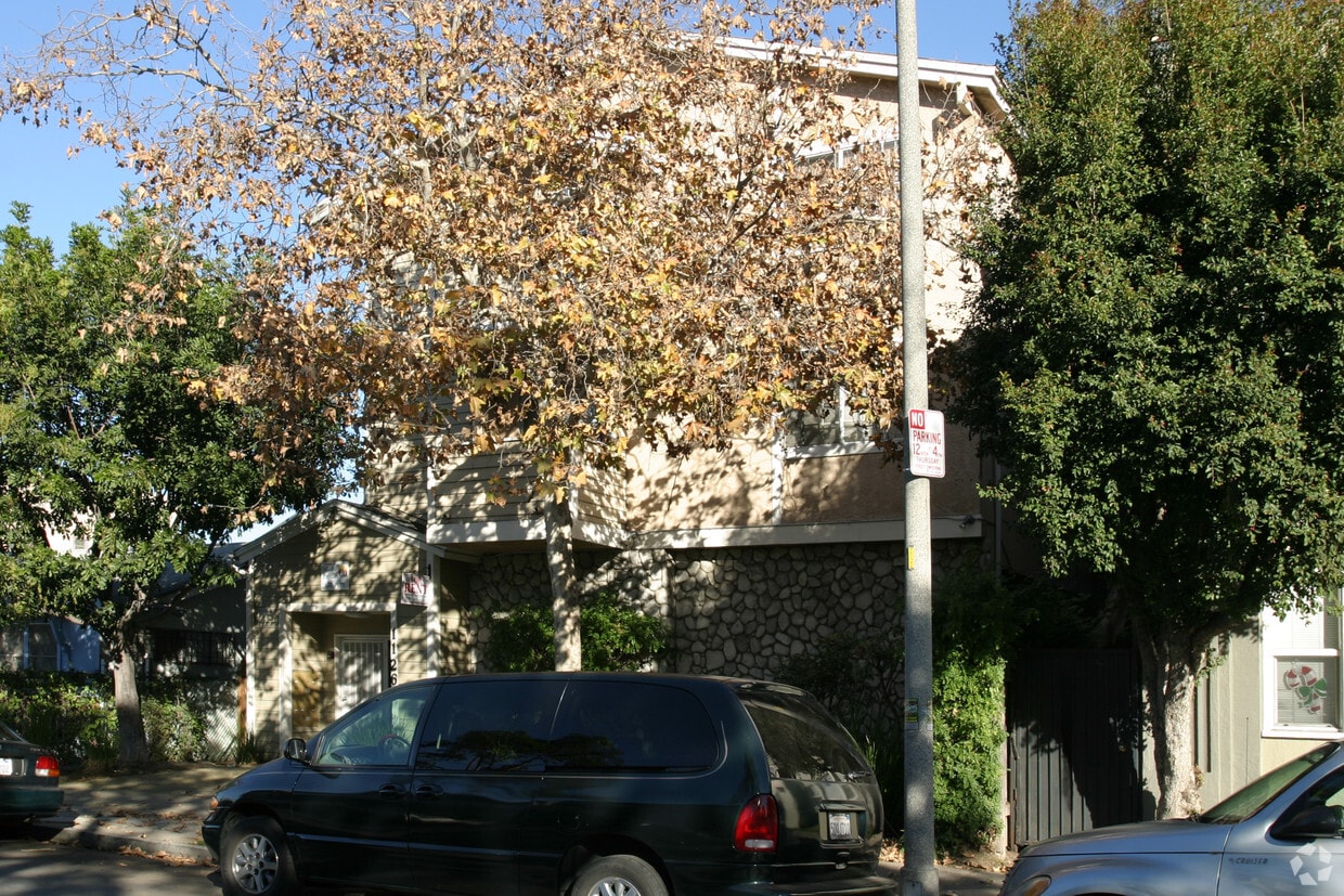 Building Photo - 1126 Gladys Ave