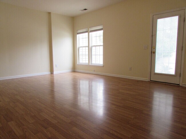 Building Photo - Lovely 3 Bed/2.5 Bath Townhome in Talbert ...