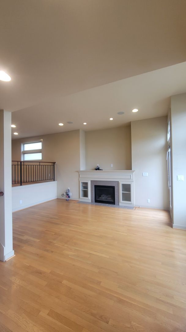 Building Photo - Spacious Townhome in Prime NE Seattle