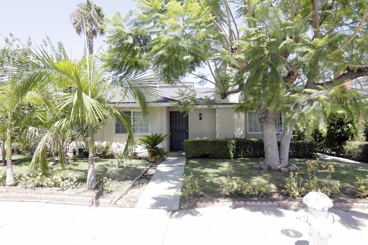 Building Photo - 513 W Sunflower Ave