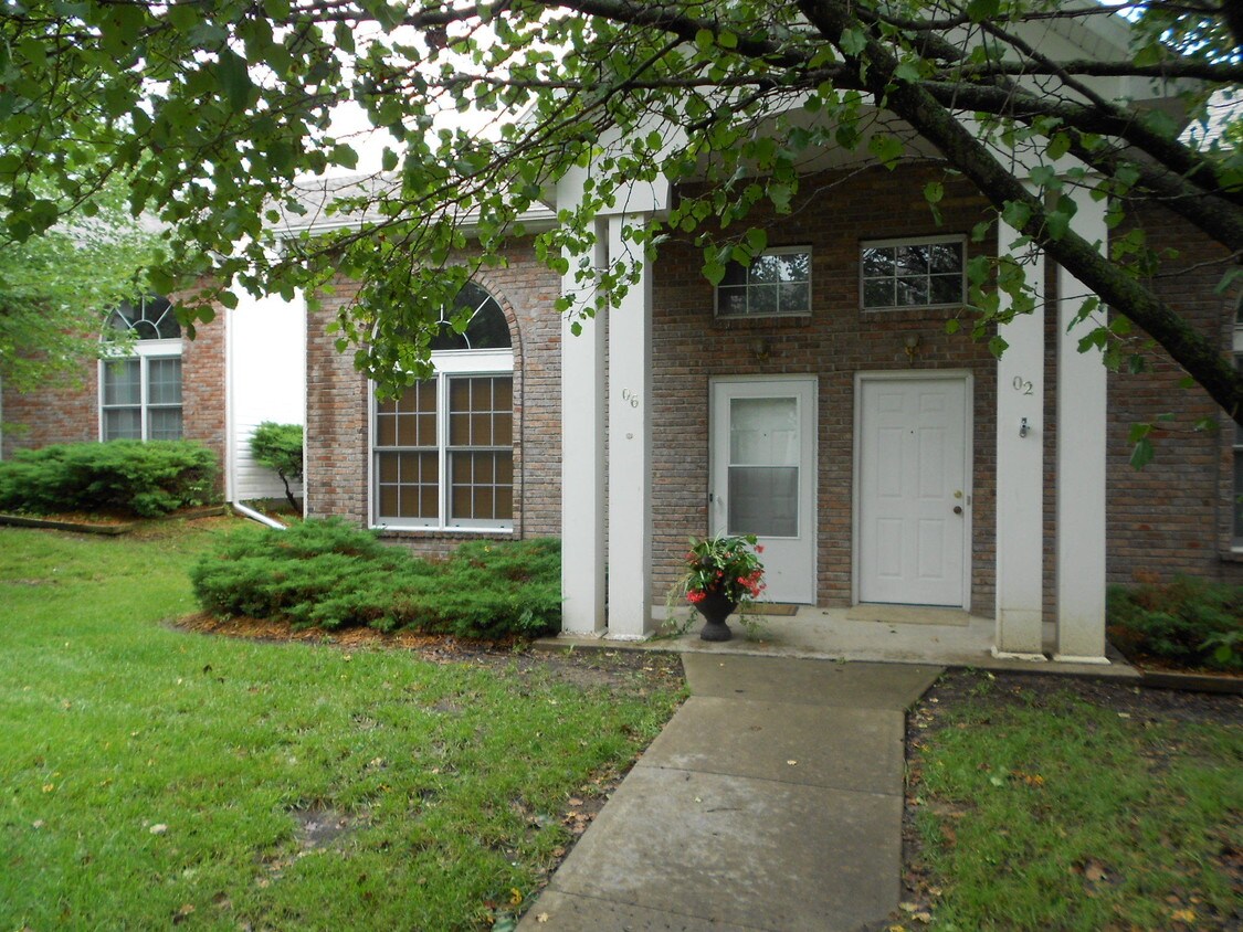 Primary Photo - 6 N Cedar Lake Dr W