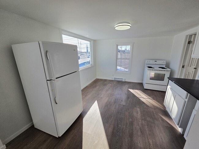 Building Photo - 9-9 Courtenay Ave