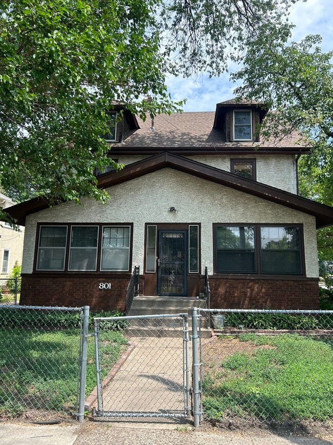 Building Photo - 801 4th St NE