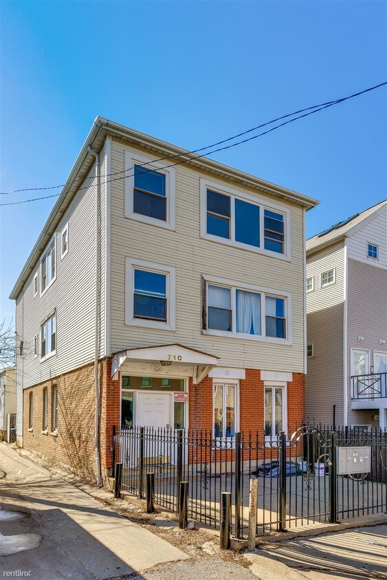3 br, 1 bath - 710 N Elizabeth St Apt 3F - 3 br, 1 bath  - 710 N Elizabeth St Apt 3F