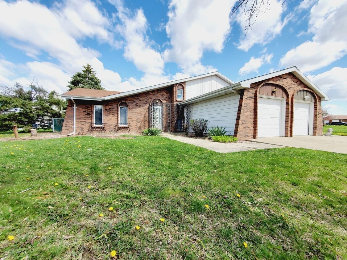 9649 Johnson Pl, Crown Point, IN 46307 House Rental in Crown Point