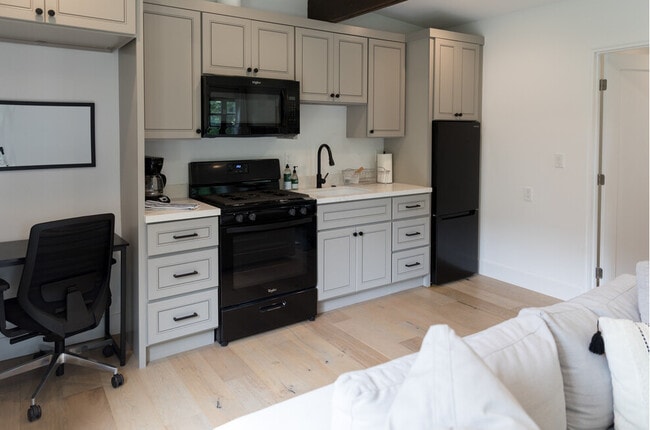 Building Photo - Fully Furnished Gem in a Prime Location