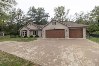 Building Photo - 1113 W Old Plank Rd