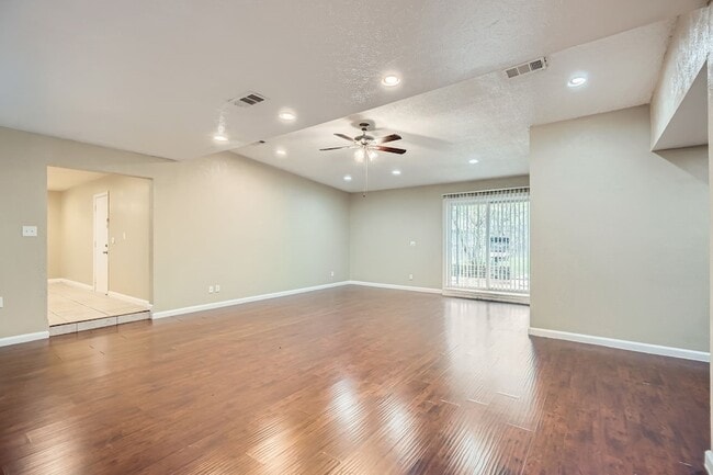 Foto del edificio - 1724 Midcrest Dr