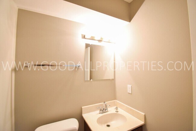 Foto del edificio - 3 Bed 2.5 bath Home with a fully fenced yard in West Des Moines with a 2-Car attached garage