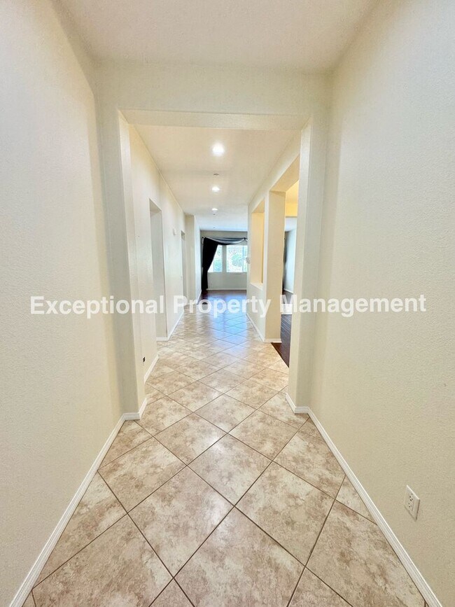 Foto del edificio - Beautiful 3 bedroom 3 bathroom single stor...