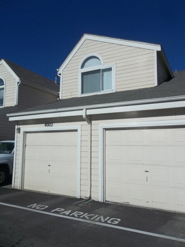 Foto principal - $0 DEPOSIT OPTION. CHARMING TWO-STORY TOWN...