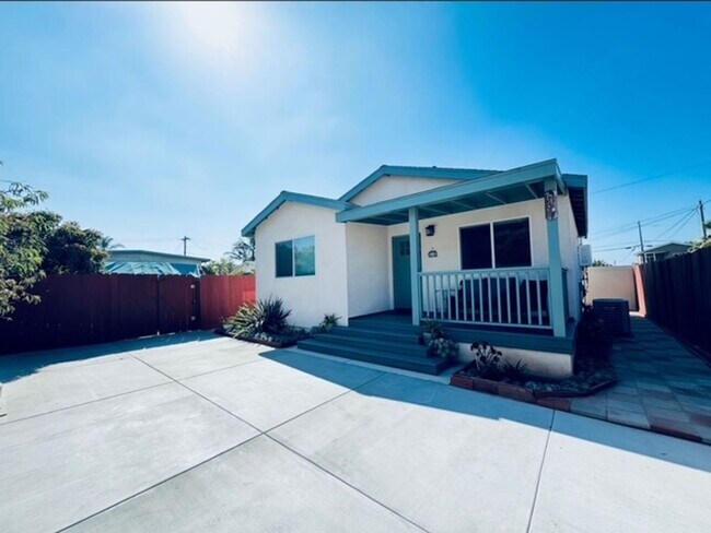 Building Photo - Coastal Luxury Living – Fully Furnished Ho...