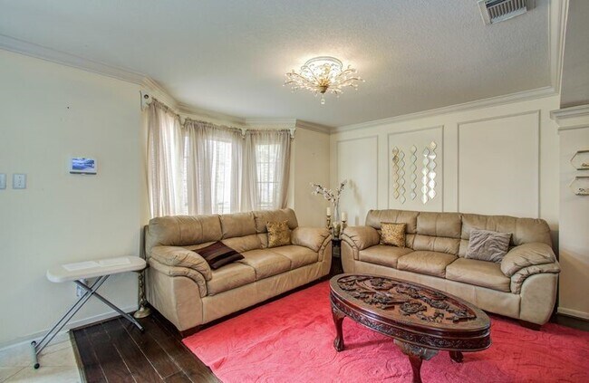 Foto del edificio - 3219 Leila Oaks Dr