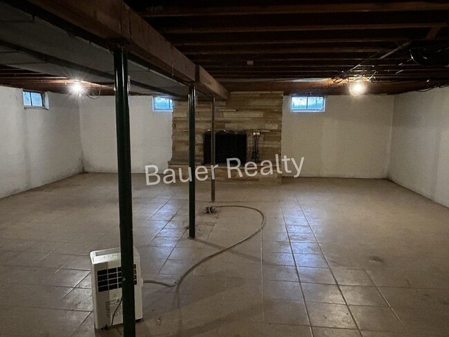 Building Photo - Three Bedroom, Crestview Local Schools