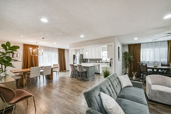 Building Photo - 5719 Viking Dr