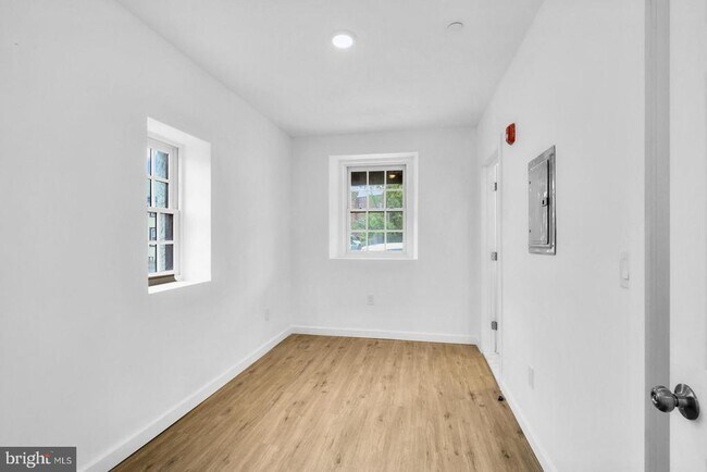 Foto del edificio - 7037 Ridge Ave