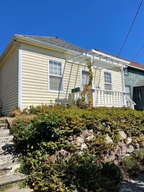 Building Photo - 742 N 71st St