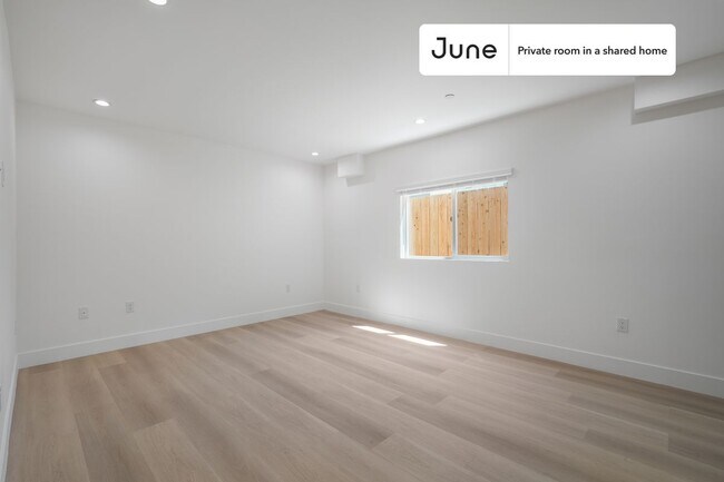 Foto del edificio - Private bedroom in 3 bed/2 bath Home
