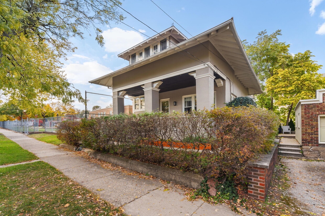 Foto principal - 127 Trowbridge St NE