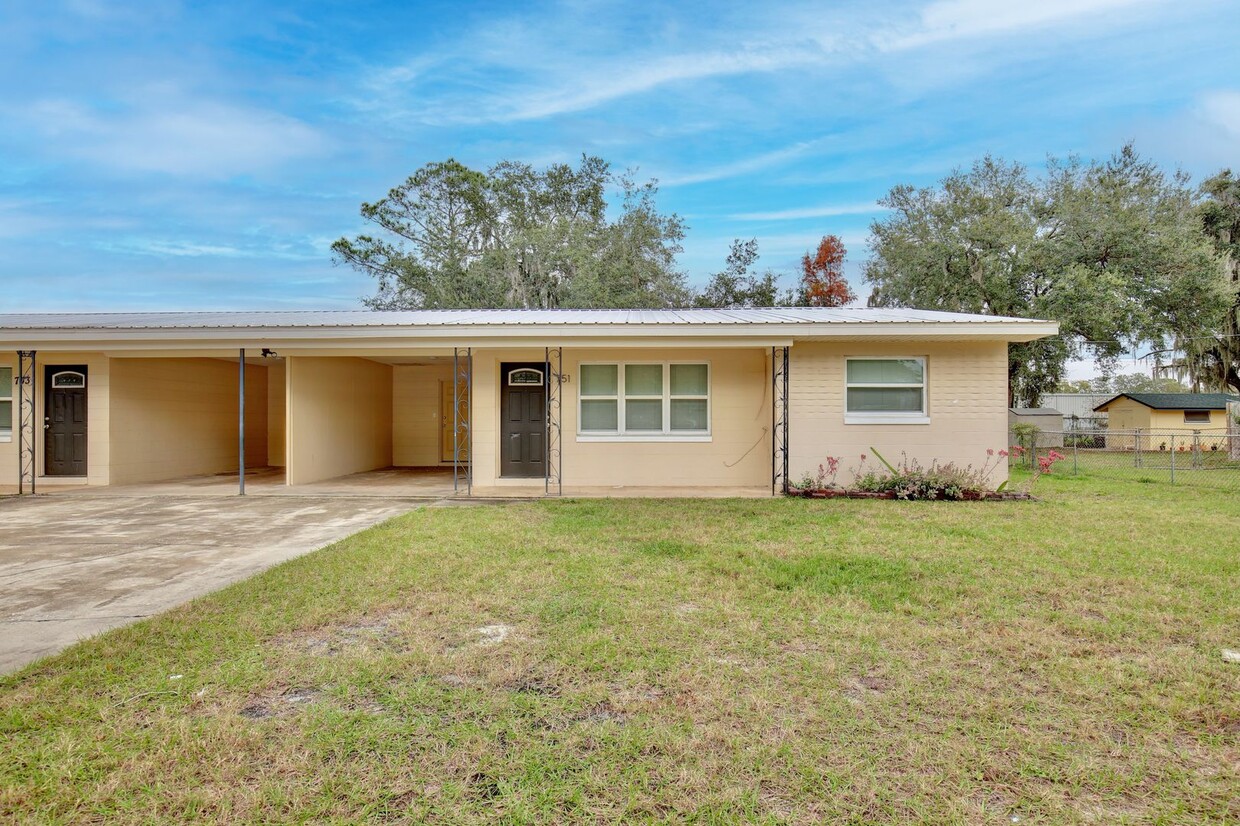 Primary Photo - Charming 2/1 Cozy Duplex with a Carport Lo...