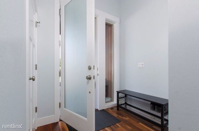 Building Photo - 3 br, 2.5 bath Townhome - 813 NW Victoria Ave