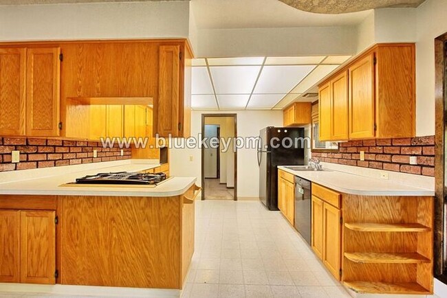 Building Photo - 2 Acres, 2 Decks, 2 Kitchens, Large 3 Bed,...