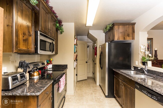Building Photo - 1000 E Bluff View Dr