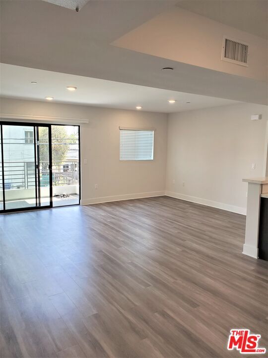 Building Photo - 5030 Rosewood Ave