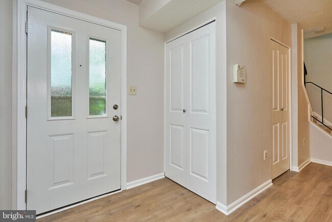 Building Photo - 5727 Independence Cir