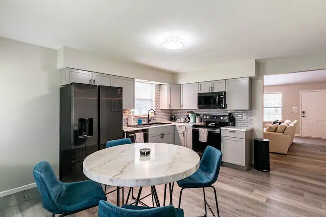 Foto del edificio - 929 Cool Valley Dr